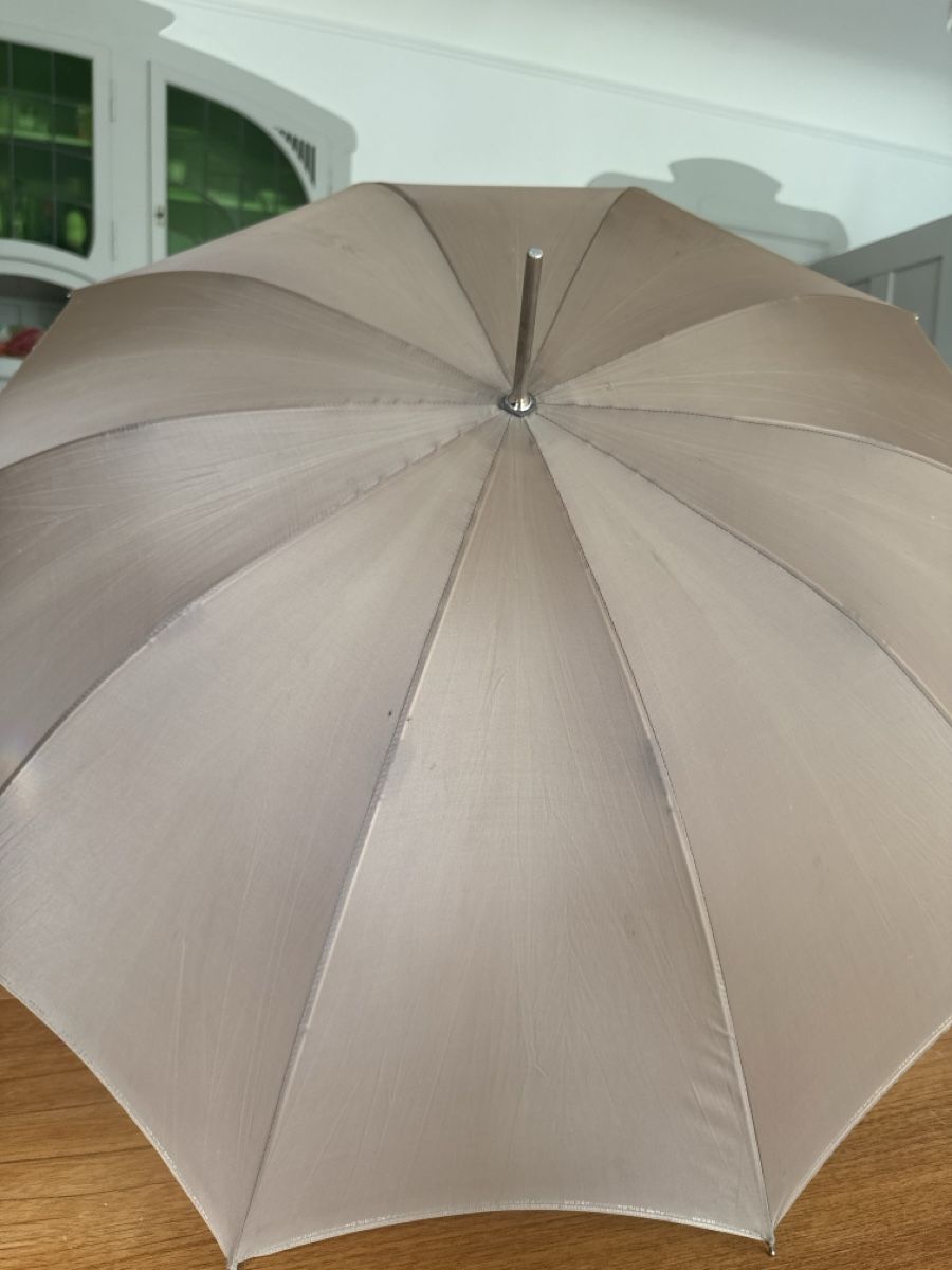 Ombrelli: Alter beiger Regenschirm  – Usato da bern venduto da Annecathe1 1