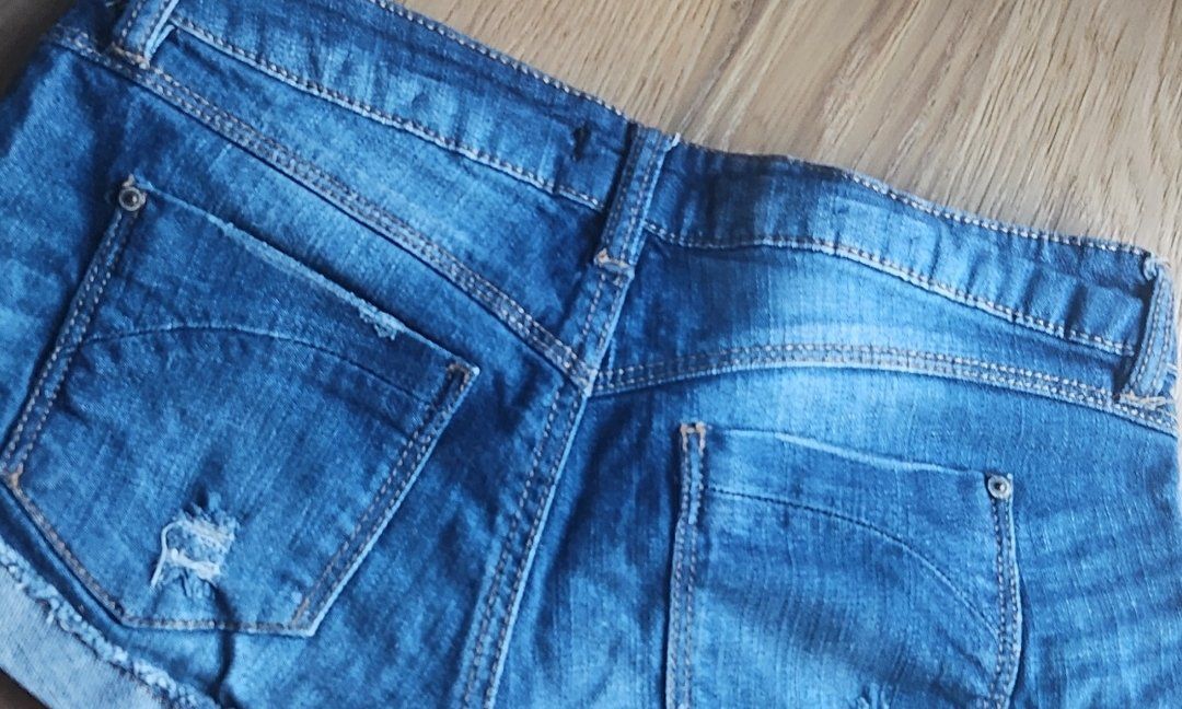 Jeans: Jeans Hot Pants – Gebraucht aus Suhr von jes_rtc9 1
