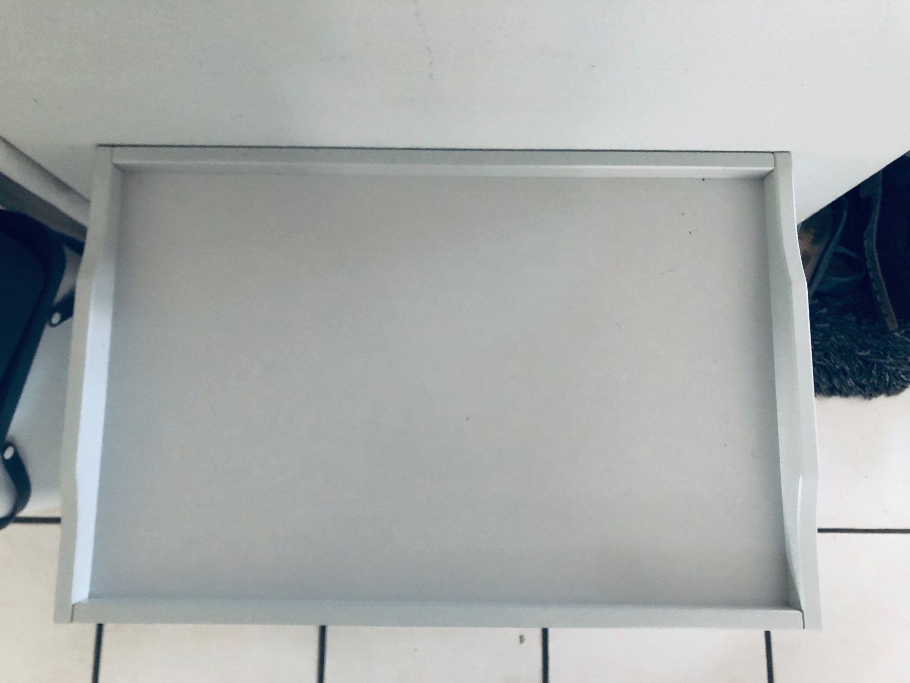 Ikea Tavoli: Schöner, kleiner, hellgrauer Klapptisch mit Tablett. – Usato da Arlesheim venduto da leyRum4.5 4