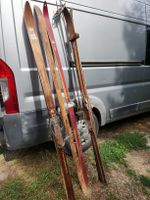 Holz Skier mit Bindungen & Stöcken alt 3 Paar. Scheunenfund