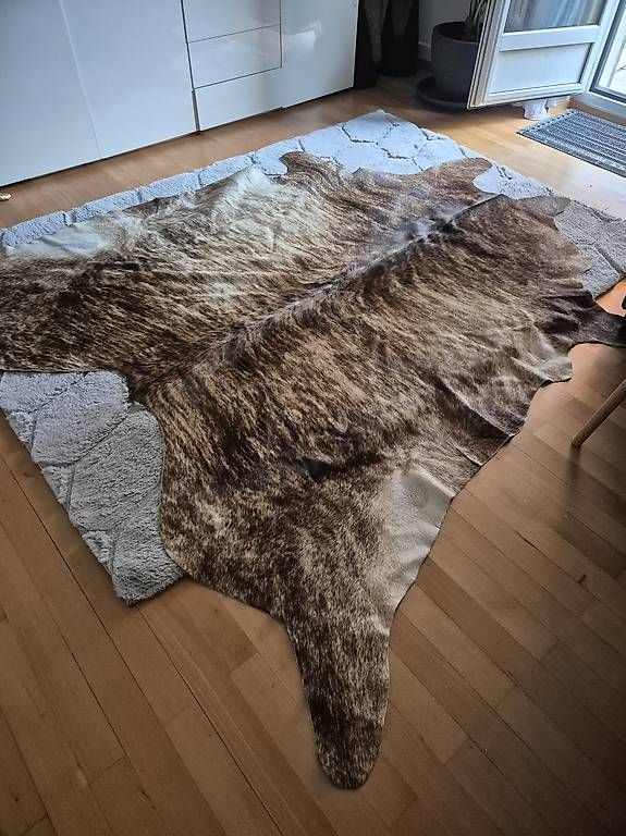 Tappeti: Grosser Kuhfell Teppich – Usato da Winterthur venduto da Neuesim 3