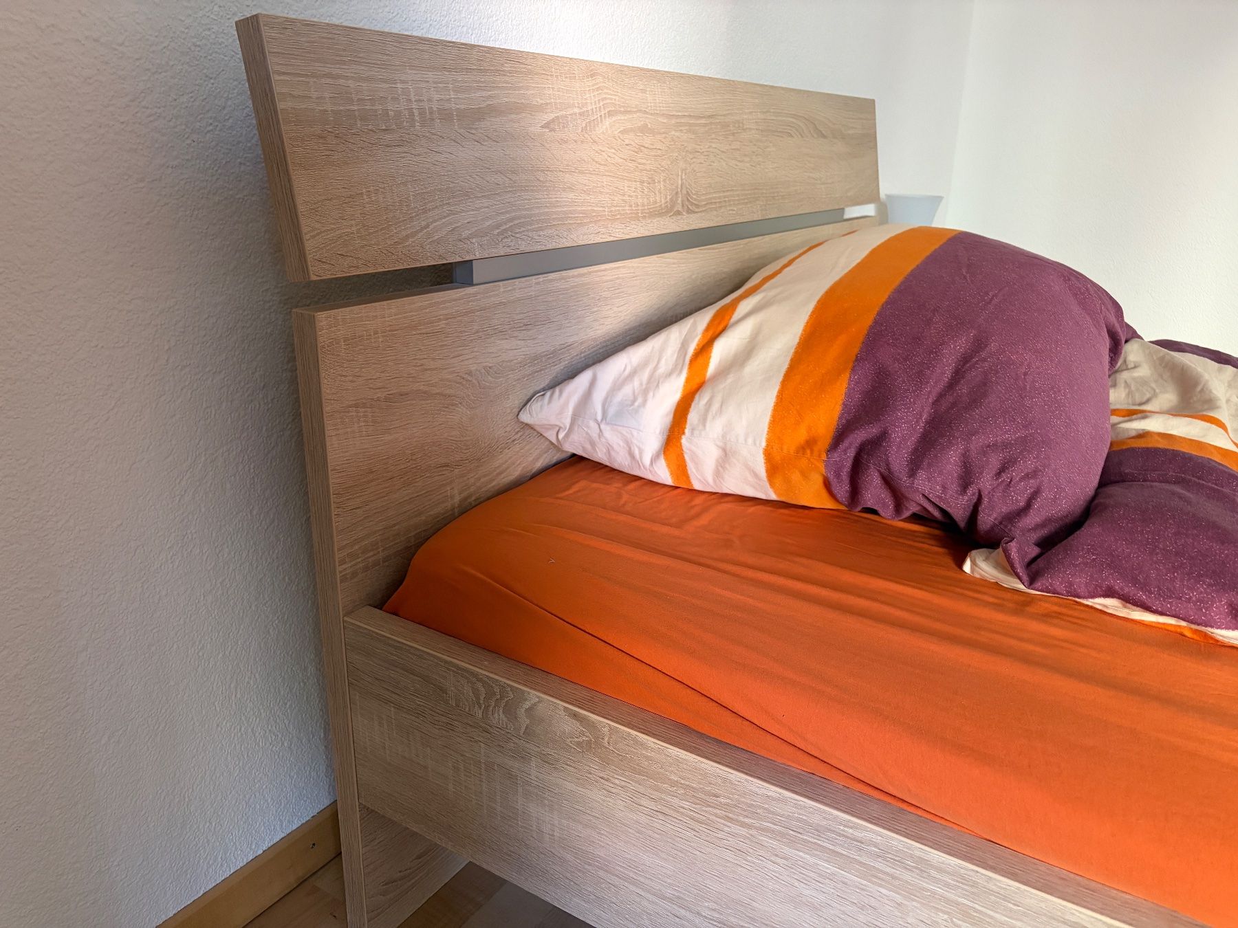 Betten: Holzbettgestell mit Nachttisch - Eiche – Gebraucht aus Zürich von Tazzzi_1 3