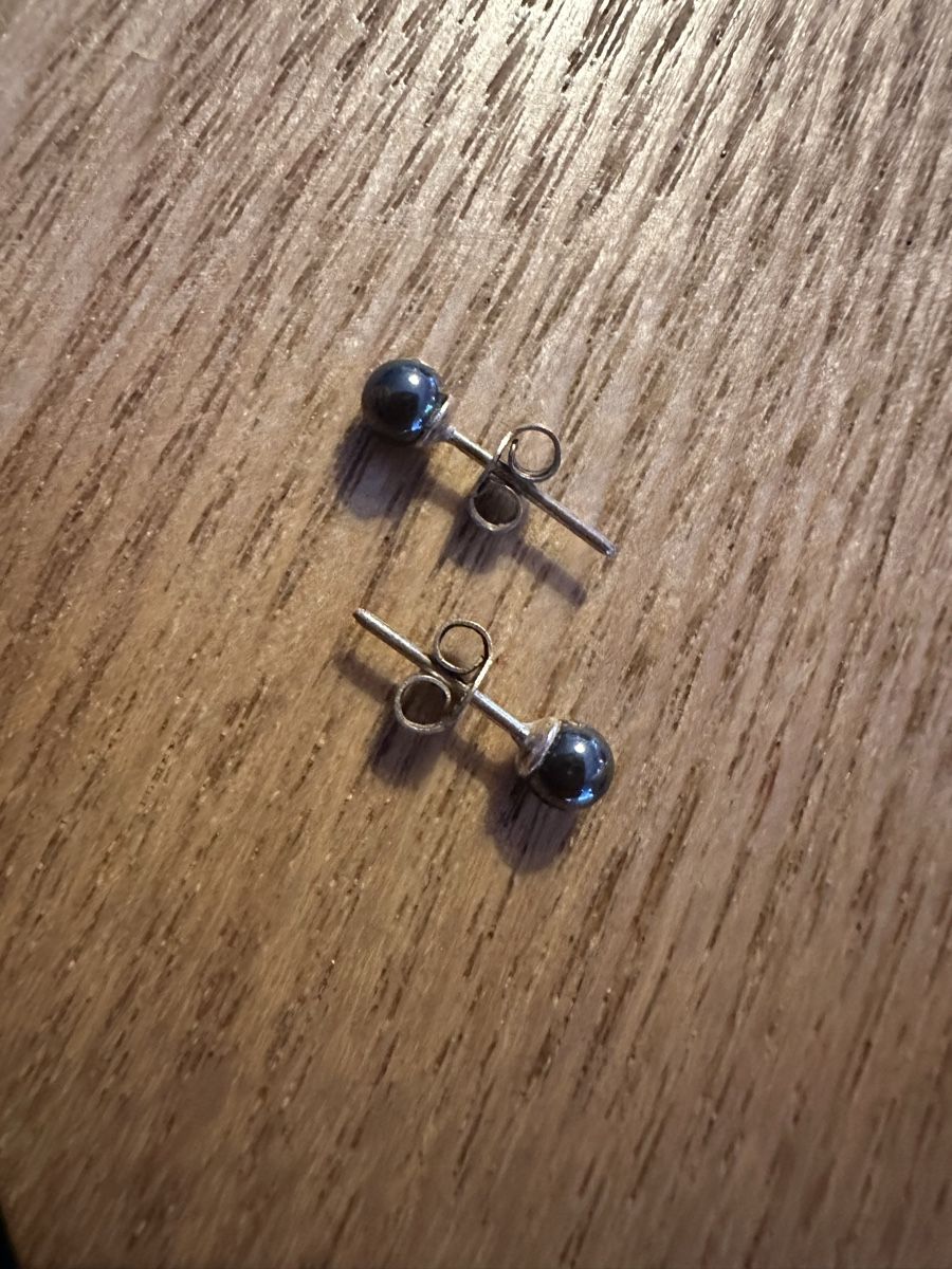 Orecchini pendenti & Orecchini a lobo: Mini Ohrstecker Hämatit Silber – Usato da Herbriggen venduto da Sehrazade