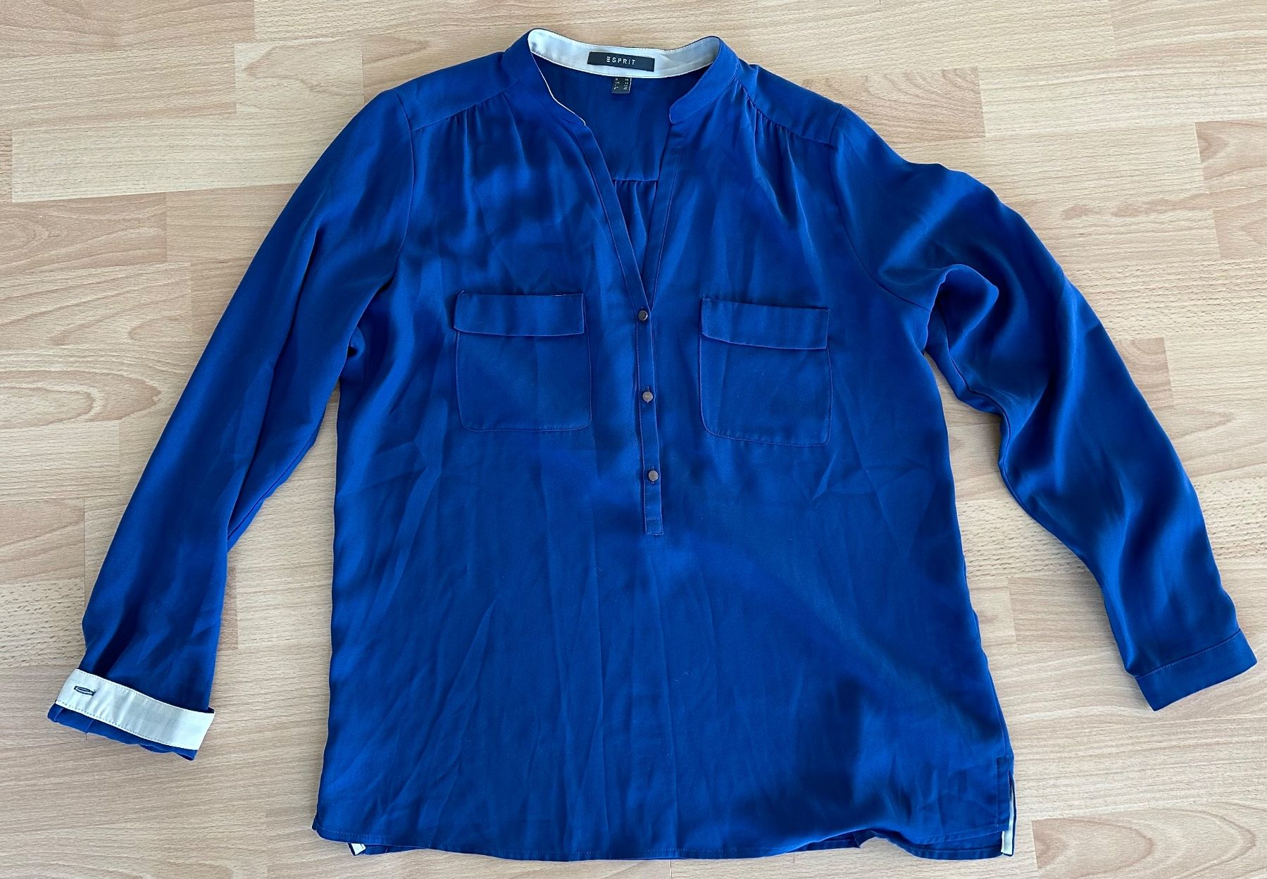 Esprit Camicette: ESPRIT Bluse blau mit beigen Details Gr 40 – Usato da Winterthur venduto da Secondhand-Family