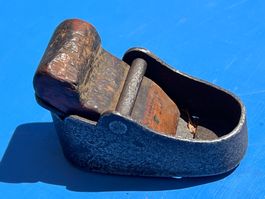 Kleiner antiker Hobel Eisen Holzkeil  L 8/B 4 cm Geigenhobel