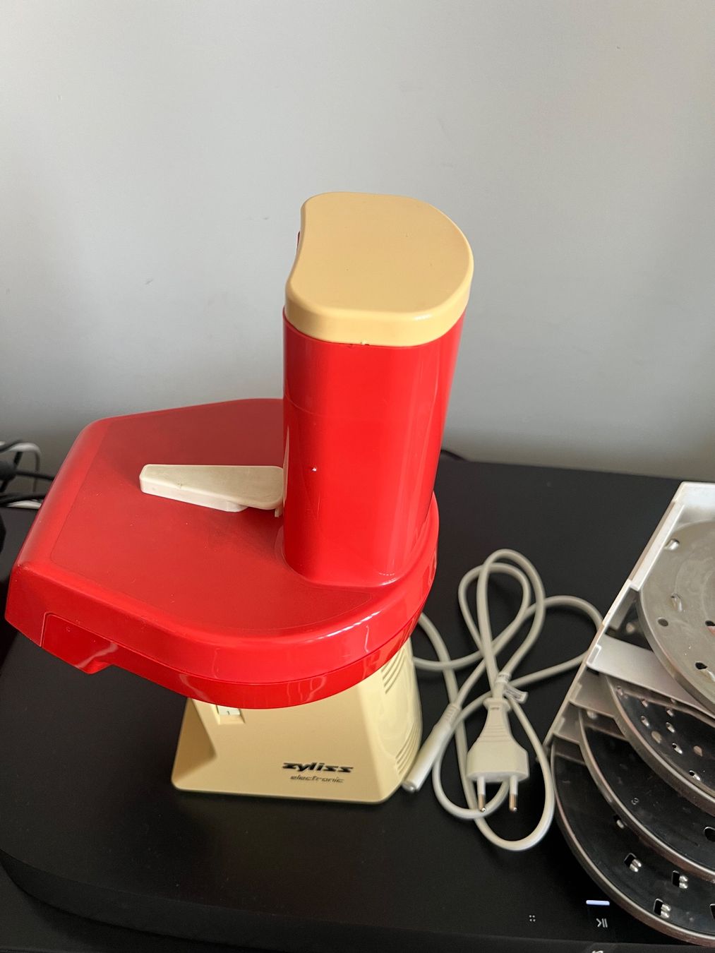 Zyliss Elettrodomestici da cucina: Zyliss electronic Gemüseschneider mit 5 x Scheiben – Usato da Jona venduto da Sariksa 1