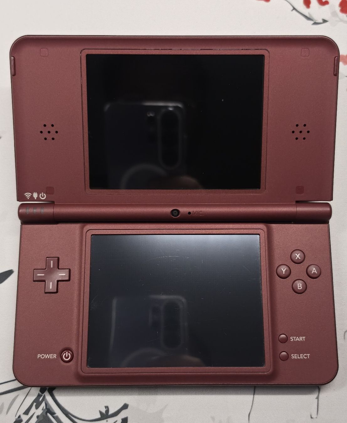 Nintendo Console: Nintendo DSi XL Bordeaux/Rot + Nintendogs – Usato da Luzern venduto da Enma37 2