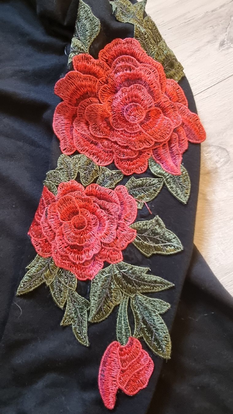 Maglioni & Felpe: Schwarzes Sweatshirt mit Rosenapplikation Gr. S – Nuovo (secondo la descrizione) da Wigoltingen venduto da Zuckerfee84 1
