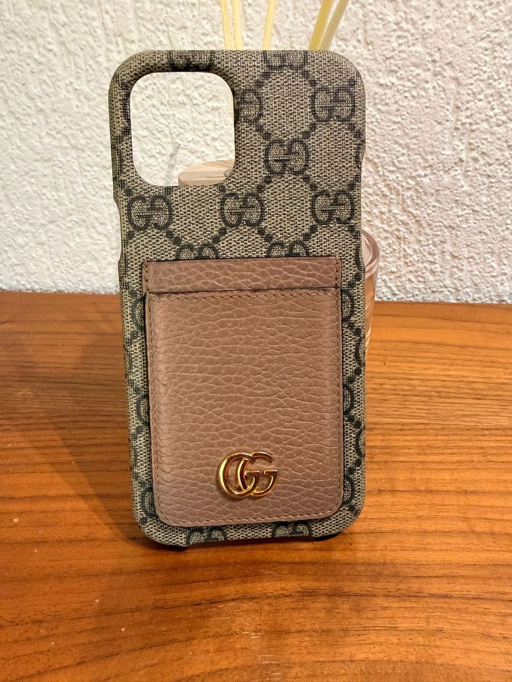 Apple Telefoni cellulari / Smartphones: Gucci iPhone 12 / 12 Pro Handyhülle mit Kartenfach – Usato da Zunzgen venduto da Fleksi