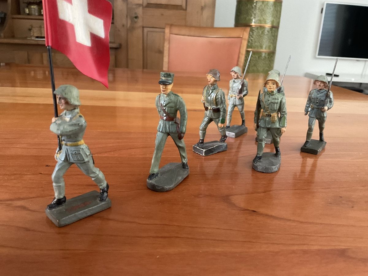 Elastolin Spielzeuge: Elastolin, Lineol Soldaten im Marsch – Gebraucht aus Rüti ZH von Weder2 1