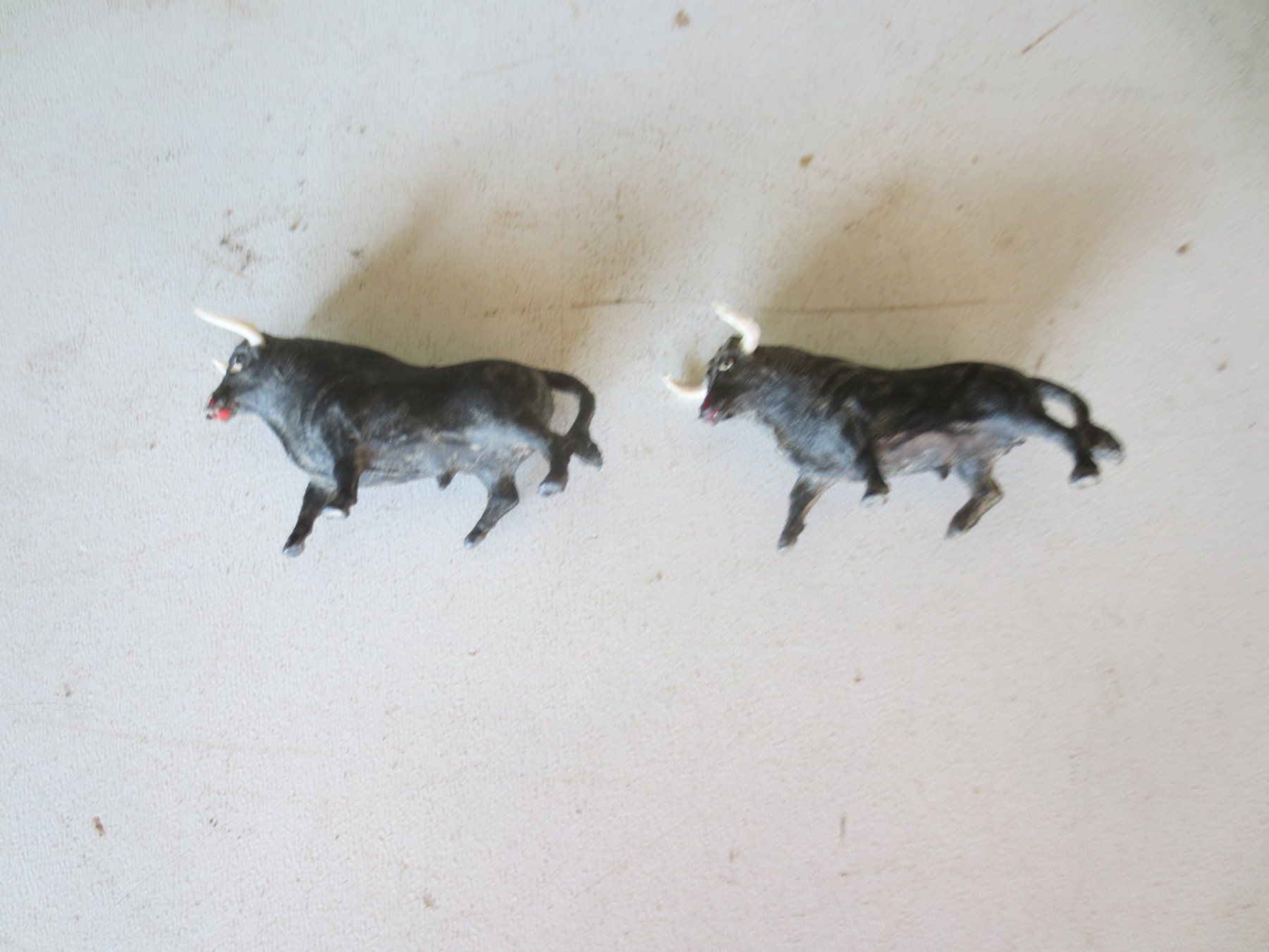 Figuren: 2 kleine Kampf Stier Figuren 5 cm – Gebraucht aus Weier im Emmental von waefler03 2
