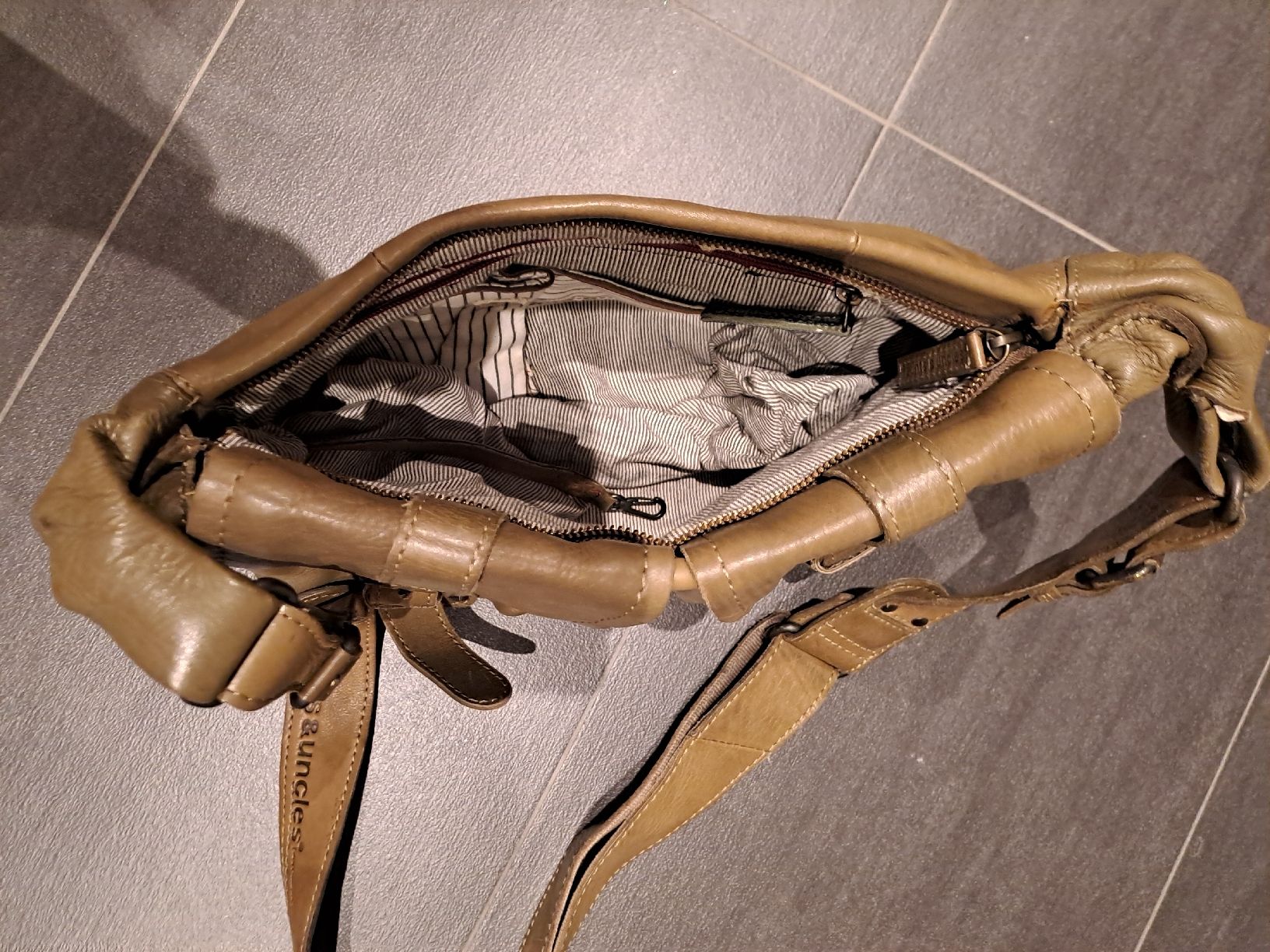 Aunts & Uncles Borse: Aunts & Uncles Ledertasche,  khaki-oliv, – Usato da Niederbipp venduto da Brocki-Bude4704 2