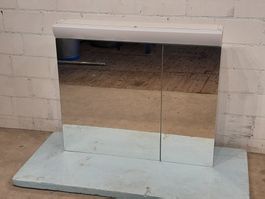 Edler Spiegelschrank mit Glastablaren, Marke Schneider