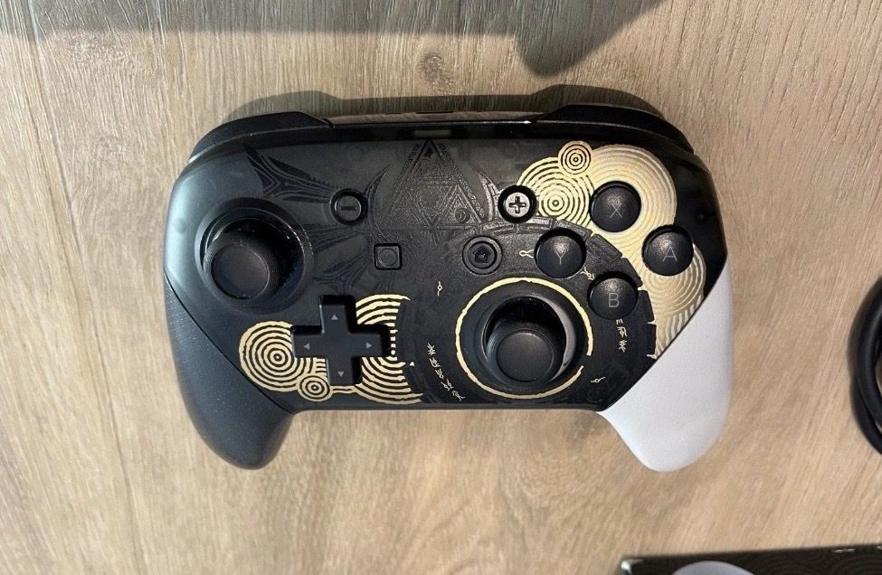 Nintendo Controller: Nintendo Switch Pro Controller Zelda Edition mit Kabel – Neu und originalverpackt aus St.Gallen von rslalfs 1