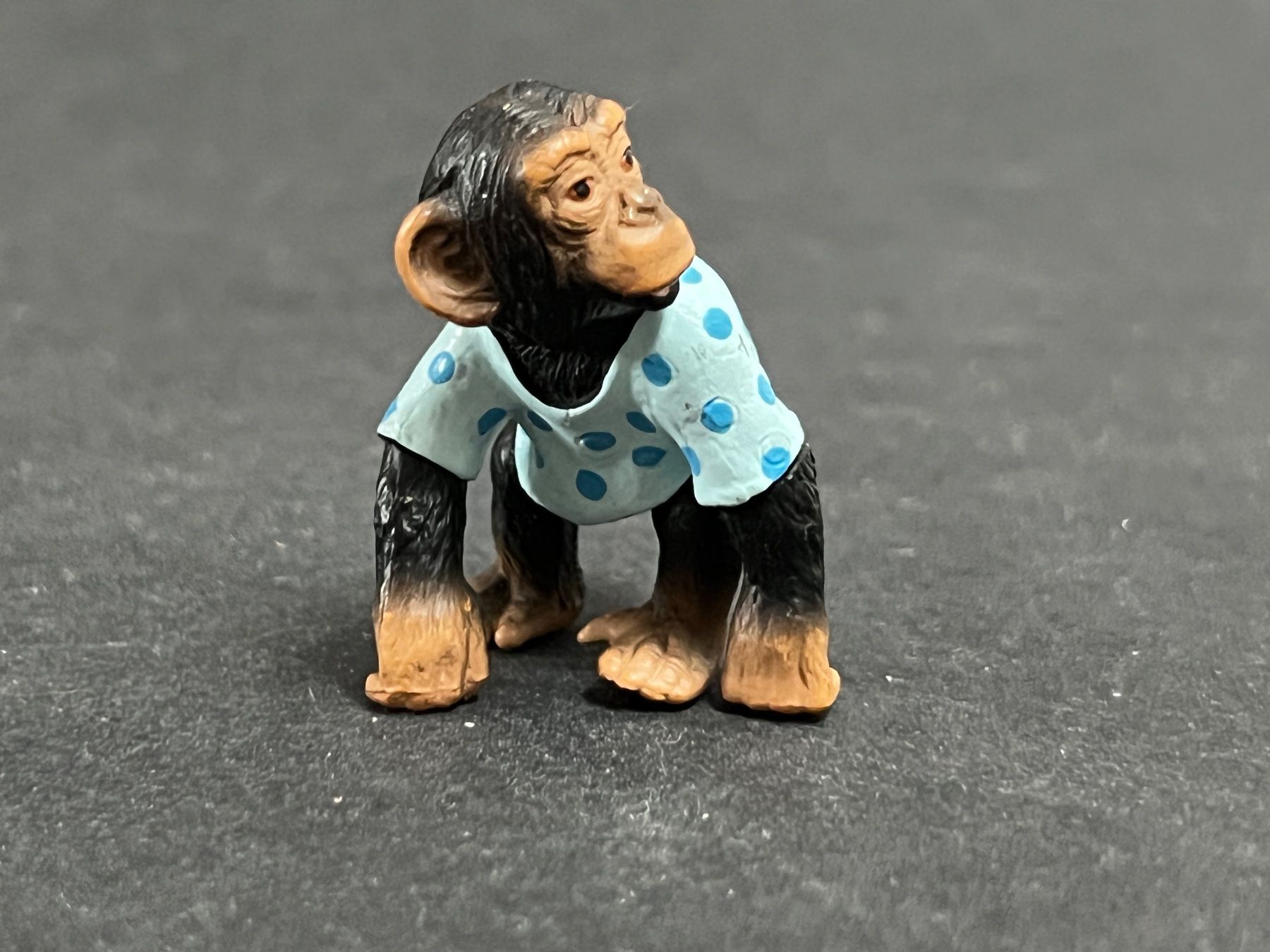 Schleich Statuette: Schleich Schimpanse Affe mit Jäckchen, 2003 Baby – Usato da Ennetbaden venduto da mapa05 2