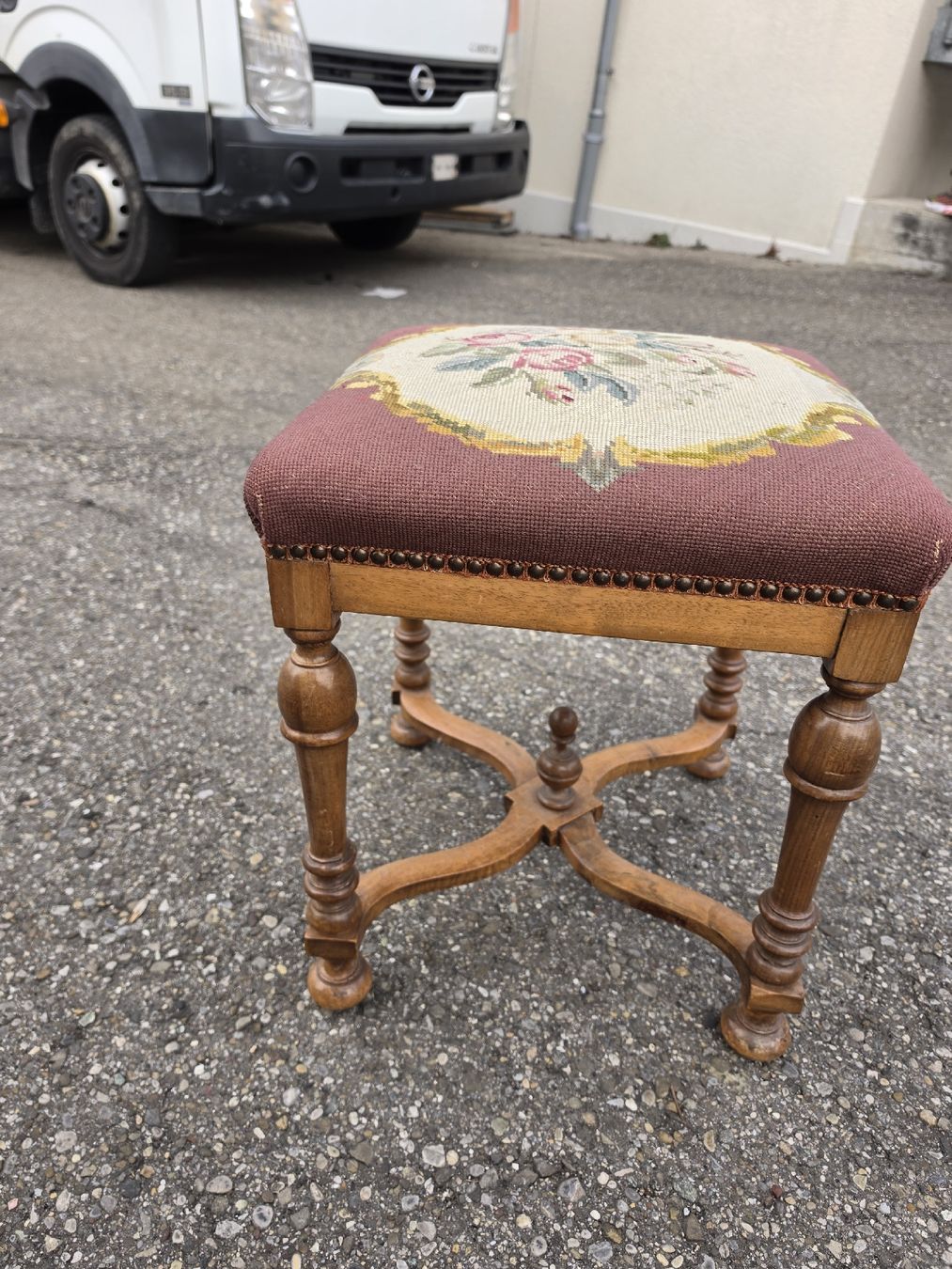Sgabelli: Antiker hocker /  mit Rosenmuster, – Usato da Mettlen venduto da elios0888 4