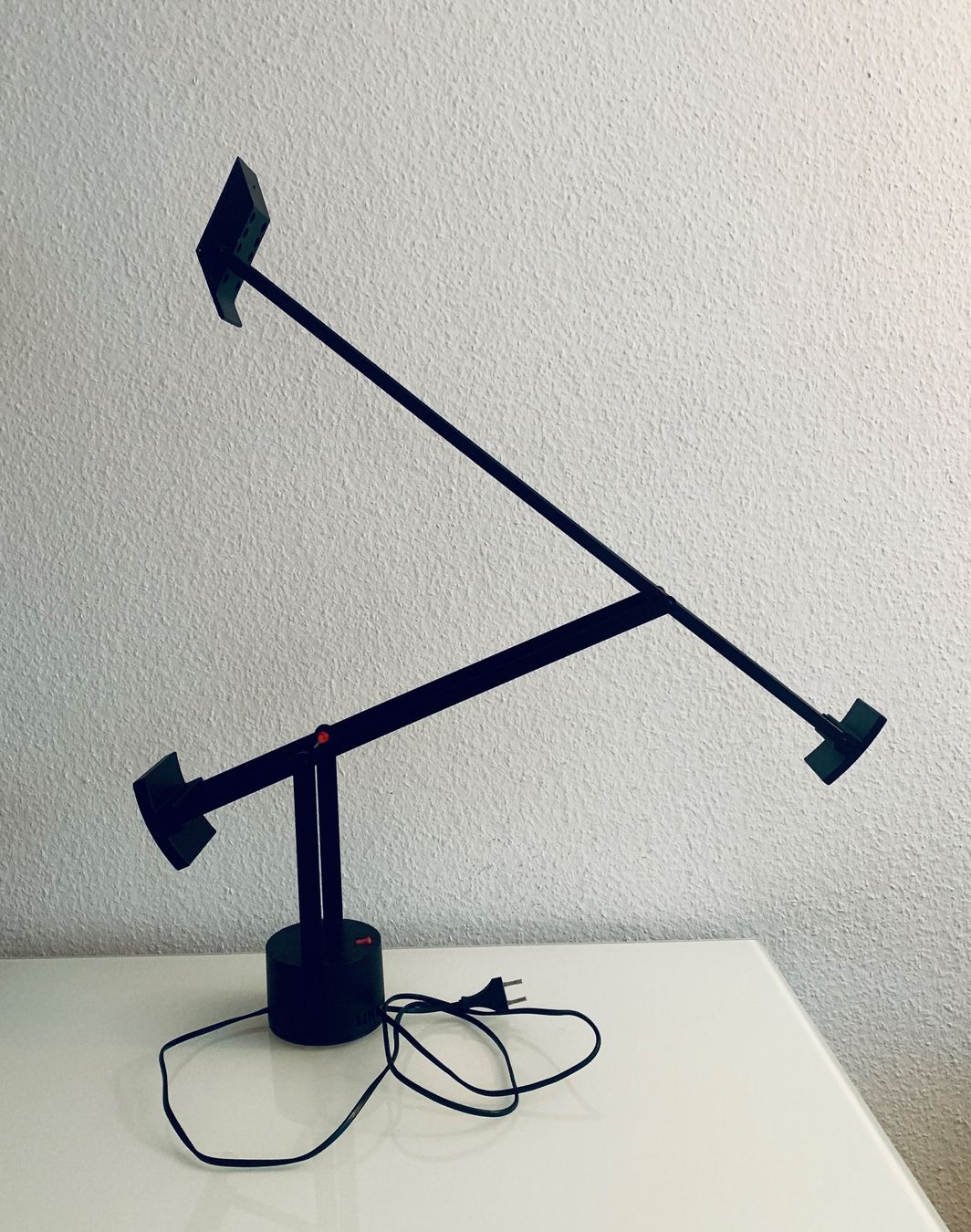 Artemide Lampen: Artemide Tizio 50, Design Büroleuchte – Gebraucht aus Bern von Flora.Sonea