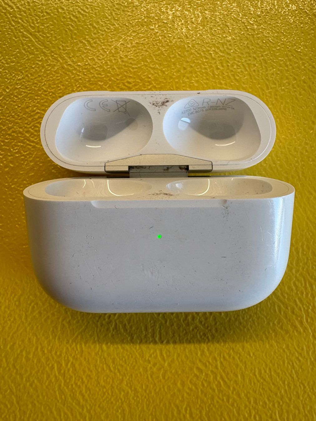 Apple Cuffie: Apple AirPods Pro 2 charging case (A2700). – Usato da Lausanne venduto da Zorrus77