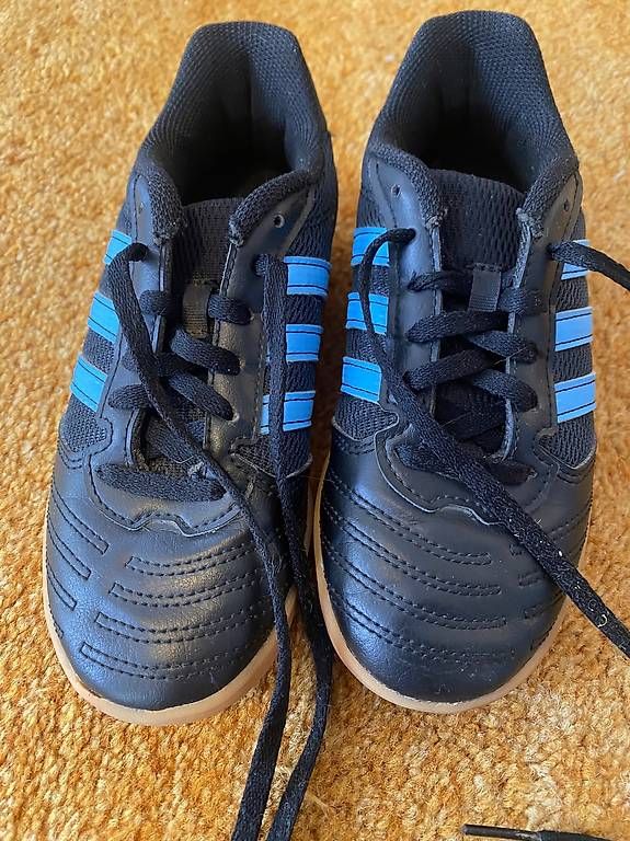 Chaussures garçon: Adidas Hallenschuhe 32 33 – D'occasion à Regensdorf par ste_x6zn