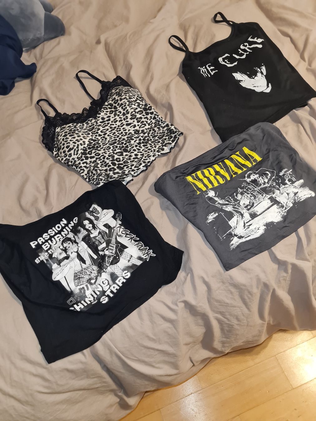 Lotti & Set di vestiti: Grunge , Alternative tops – Usato da Fällanden venduto da VelvetRaven94