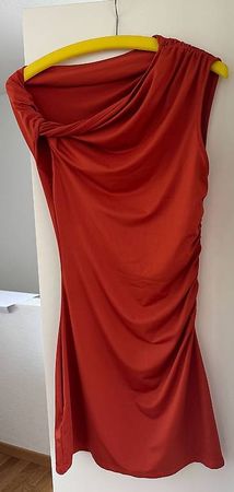 Sommerkleid. Schulterfrei. Eng. Rostrot. Gr. S.