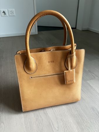 Bree Handtasche Leder hellbraun mit Schulterriemen