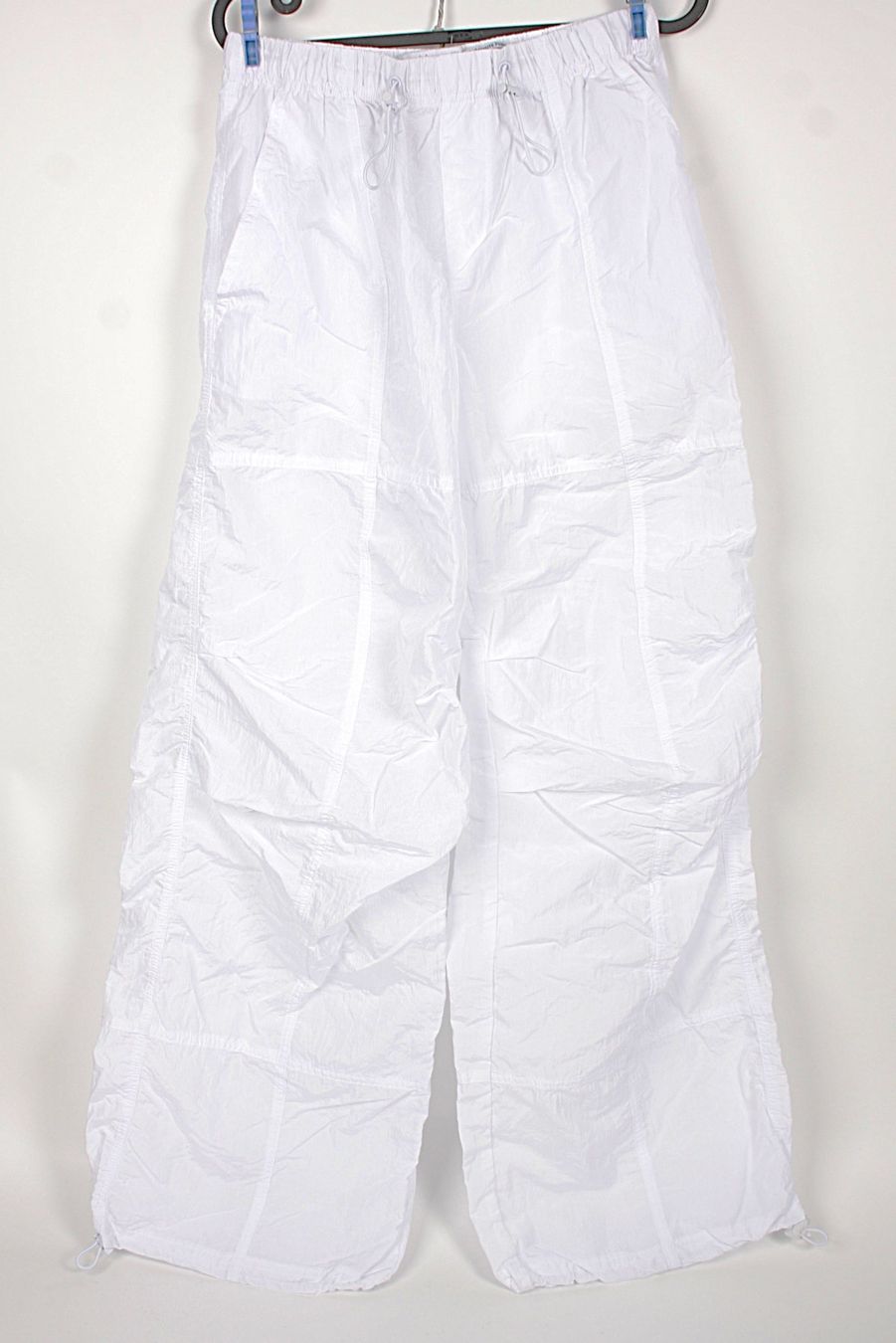 Bershka Pantaloni: BERSHKA Parachute Pants weiss S – Usato da Zollikofen venduto da Restwert_Zollikofen