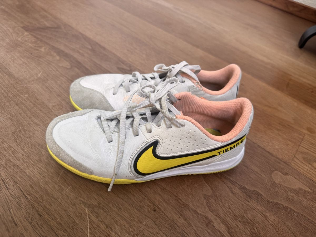 Nike Scarpe per ragazzi: Nike Tiempo Hallenschuhe, Gr. 35.5 gebraucht – Usato da Luzern venduto da simona80