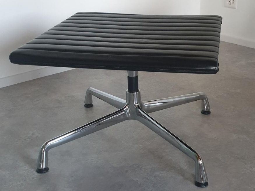 Vitra Poltrone: Zwei originale Vitra Eames Leder-Drehsessel mit einem Hocker – Usato da Schüpfen venduto da squ_8c5j 4
