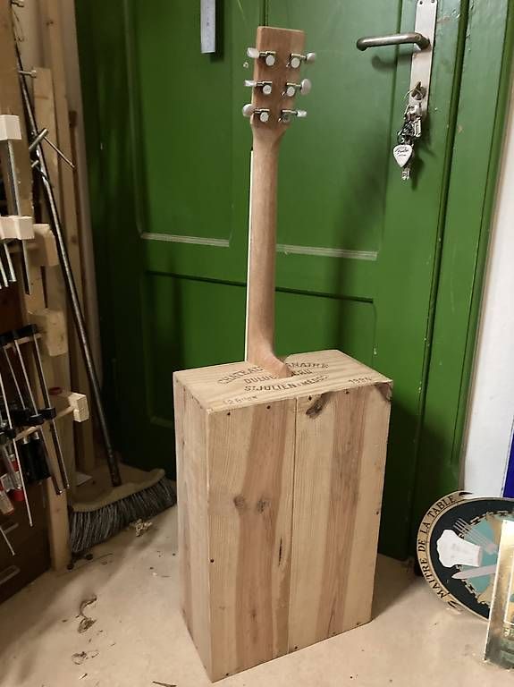Strumenti musicali: Chitarra cassa di vino – Usato da Minusio venduto da Bolix 2