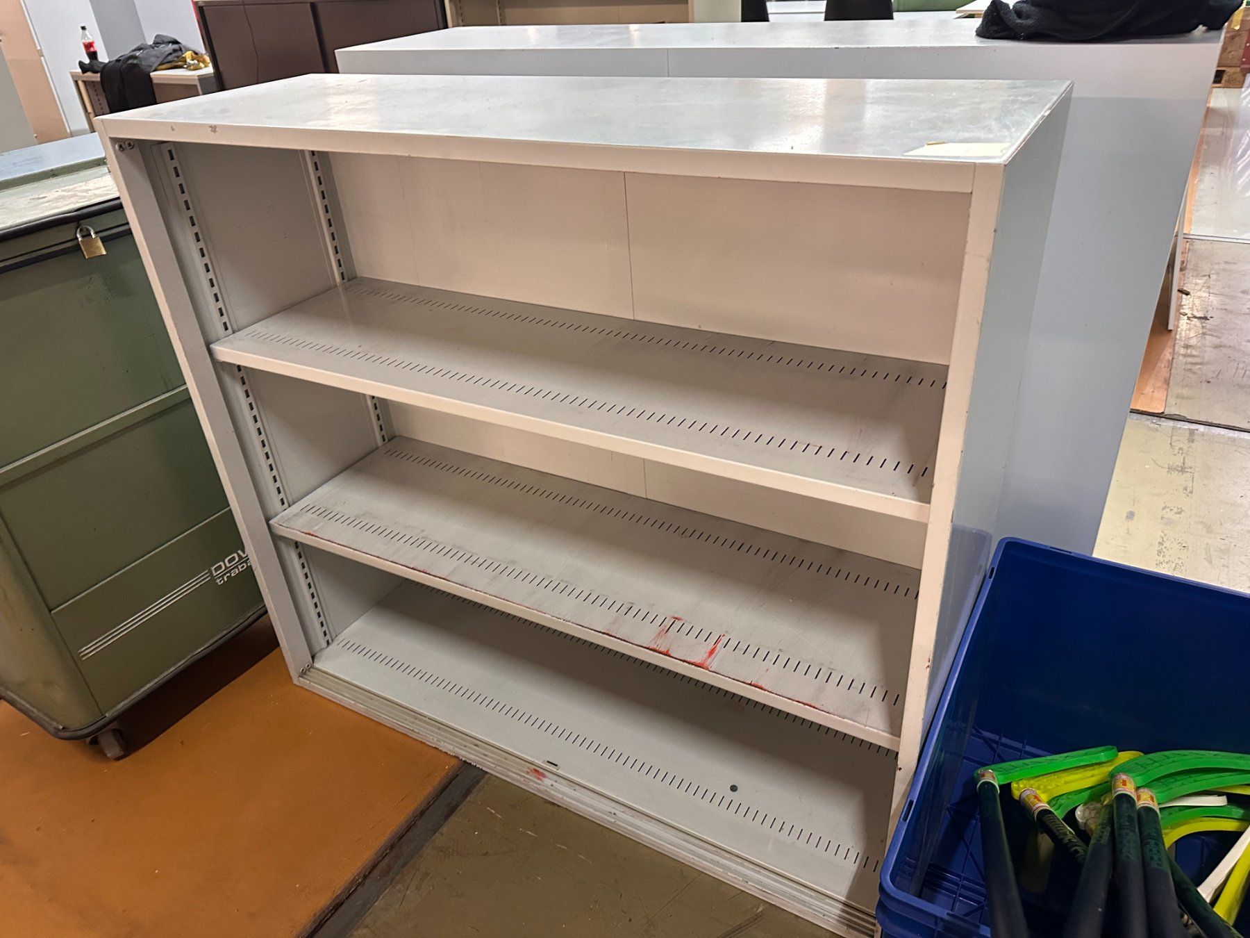 Lista Armadi: Lista Metallschrank mit 2 Schwerlast-Tablaren – Usato da Necker venduto da liq24