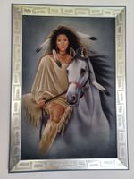 Indianer Frau auf weissem Pferd auf Sand gemalen