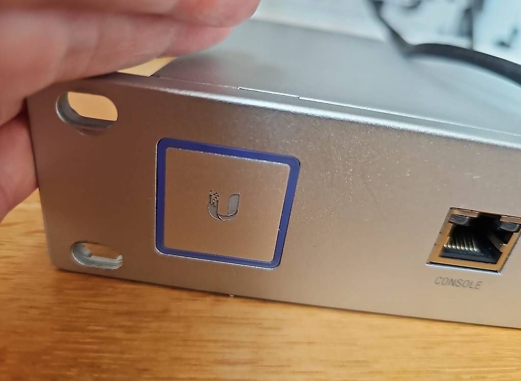 Ubiquiti Modems & Router: Ubiquiti UniFi Router /Firewall USG-PRO-4 – Gebraucht aus Allschwil von Ozdingo 2