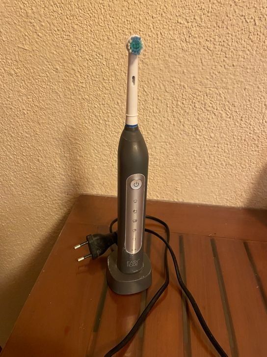 Zahnpflege: Elektrische Zahnbürste Easy home – Gebraucht aus Bergdietikon von antovale