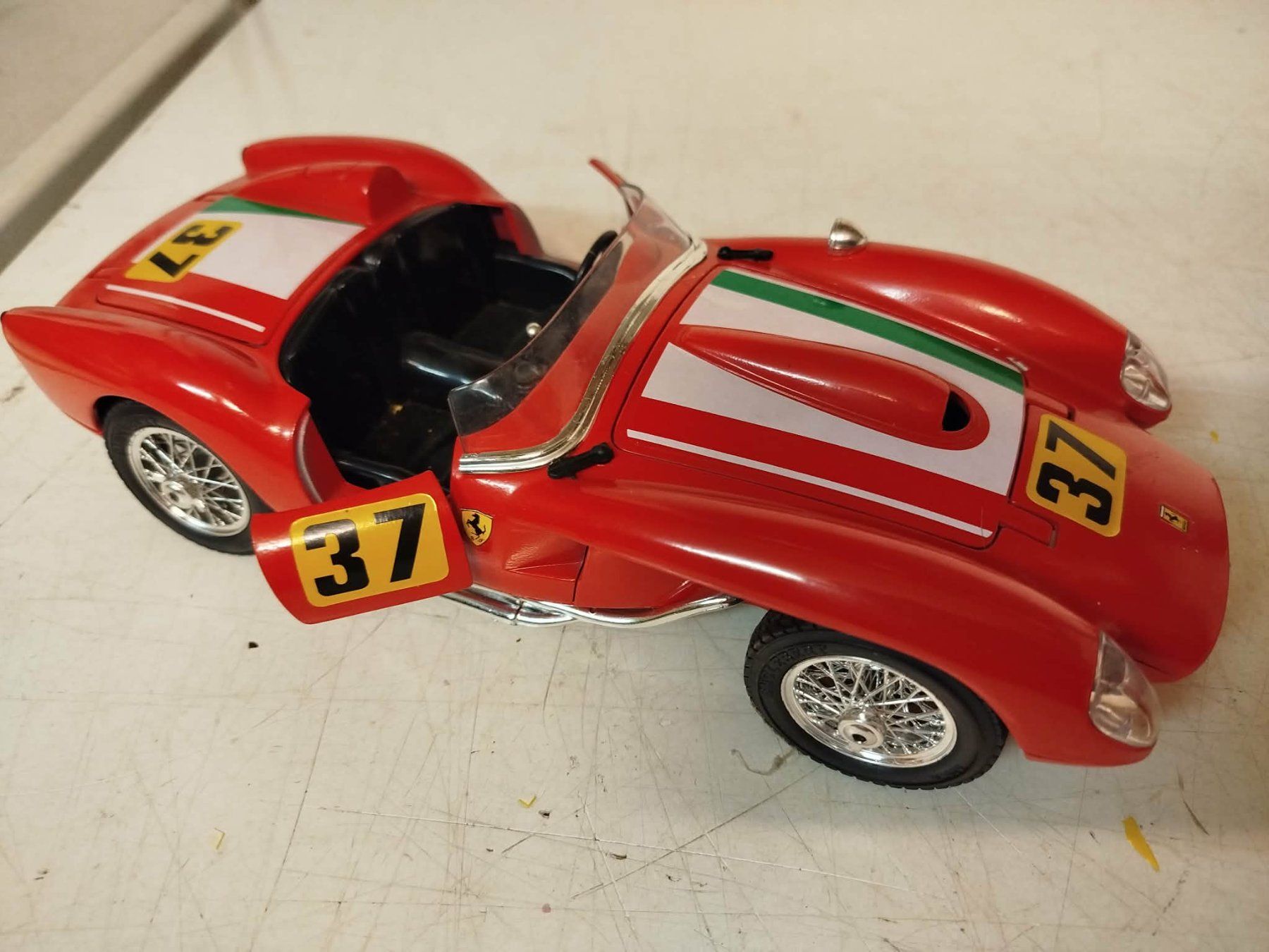 Bburago Modellini d'auto: Burago Ferrari 250 Testa Rossa 1/18 – Usato da La Chaux-de-Fonds venduto da Emmaus2300CDF 4