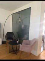 Bogenlampe schwarz, Salontisch und zwei Sessel