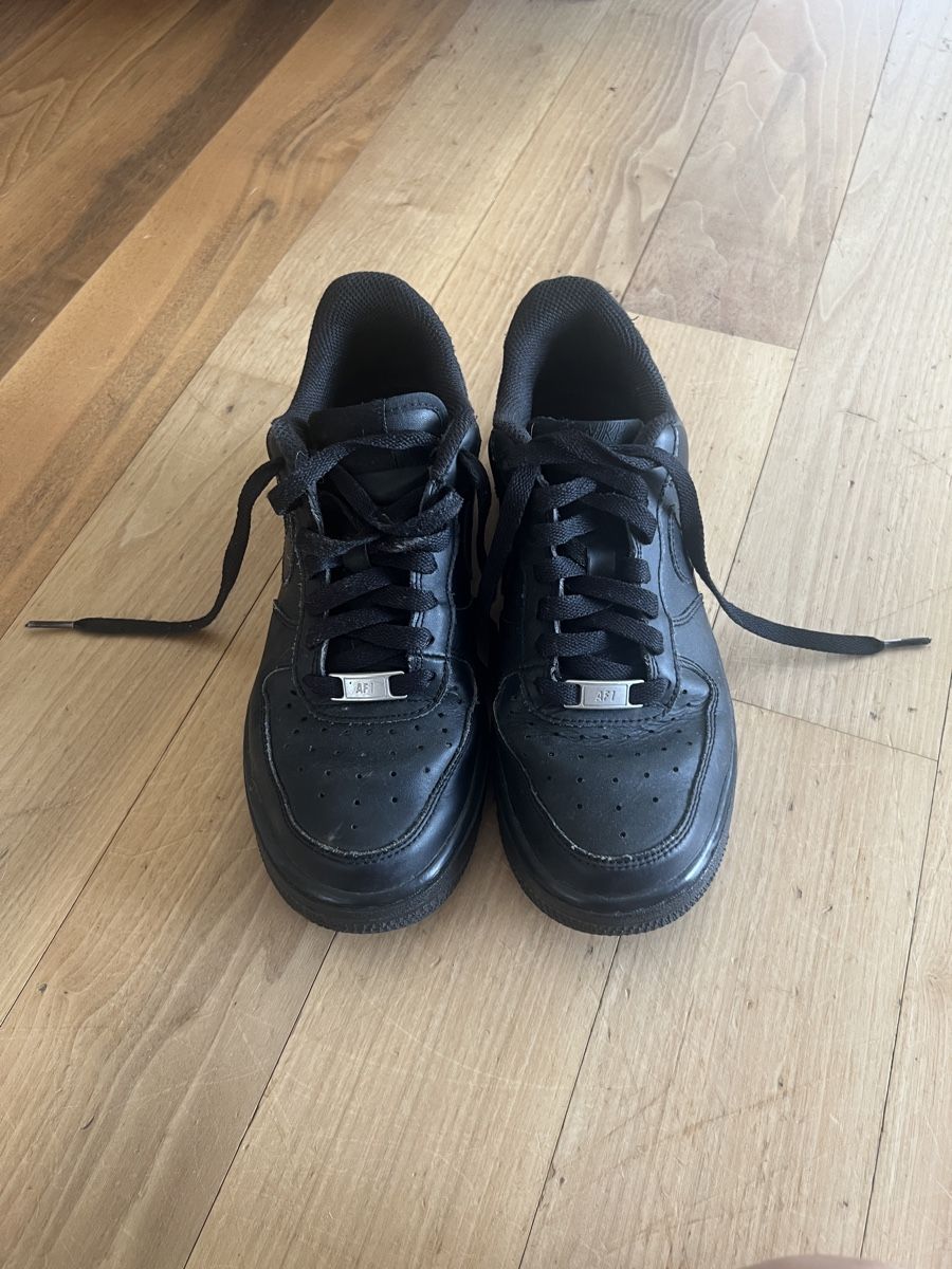 Nike Chaussures hommes: Schwarze Nike Airforce 1 Gr.38 US 5.5 – D'occasion à Oberwil-Lieli par 2carin 1