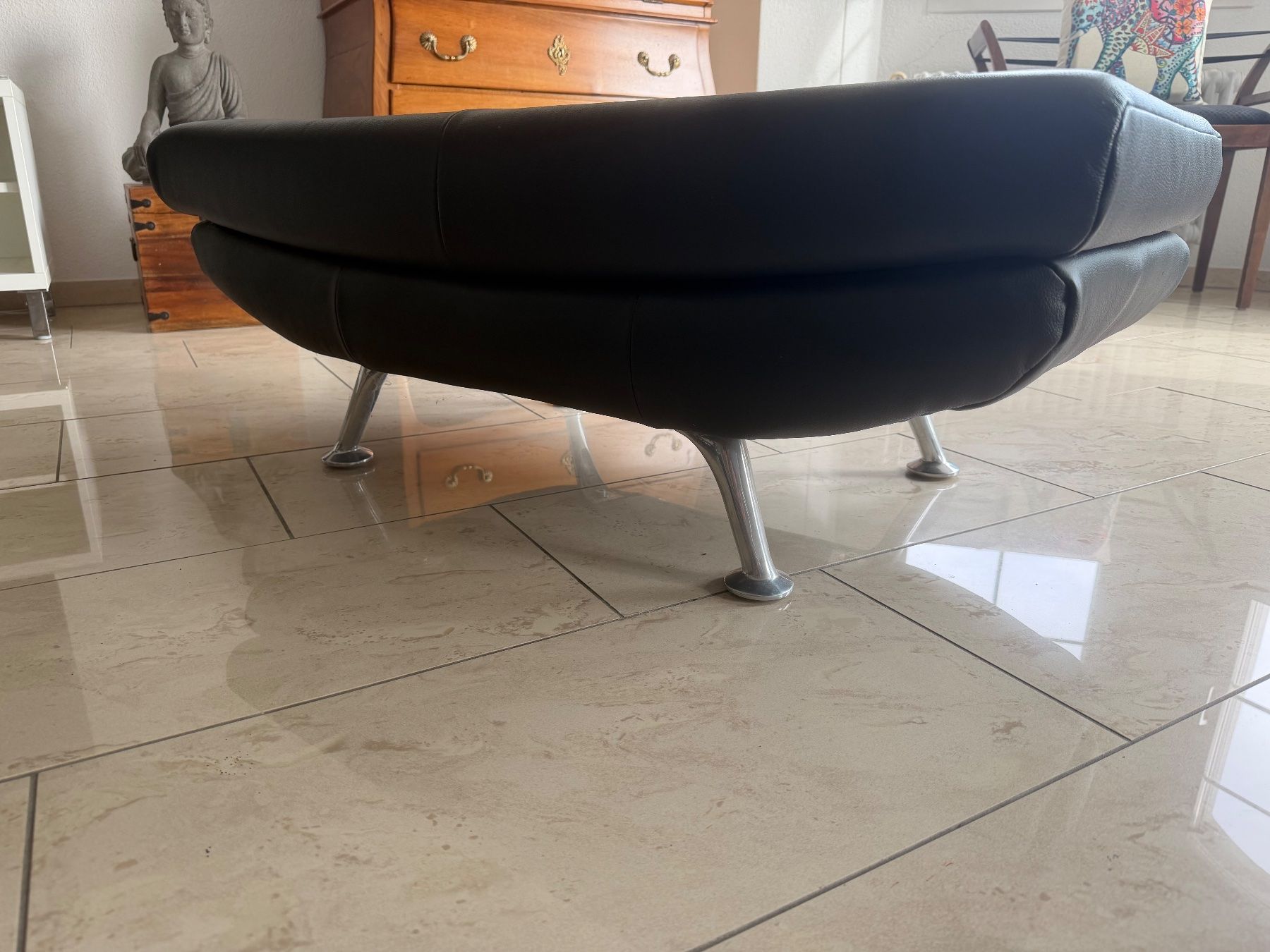 Sofas: Ledersofa mit Hocker, schwarz – Gebraucht aus Grosswangen von Swisslue 6