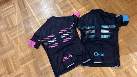 Zwei Radtrikots von Ale Cycling