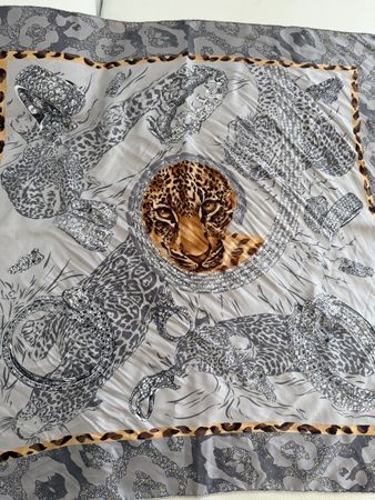Cartier Seiden Foulard 🌸