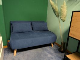 Schönes Schlafsofa / Gästebett blau mit Kissen