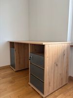 Schreibtisch mit viel Stauraum und Schubladen,guter Zustand