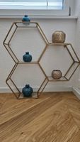 Goldfarbenes Wandregal im Wabendesign, neuwertig!