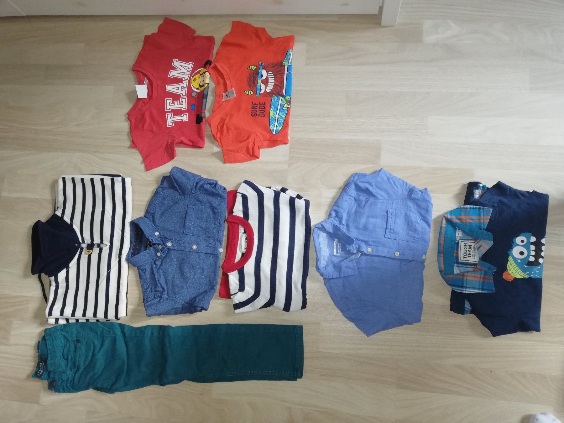 Lotti & Set di vestiti: Lot pulls, t-shits, jeans, (110) – Usato da Biel/Bienne venduto da Sikosi