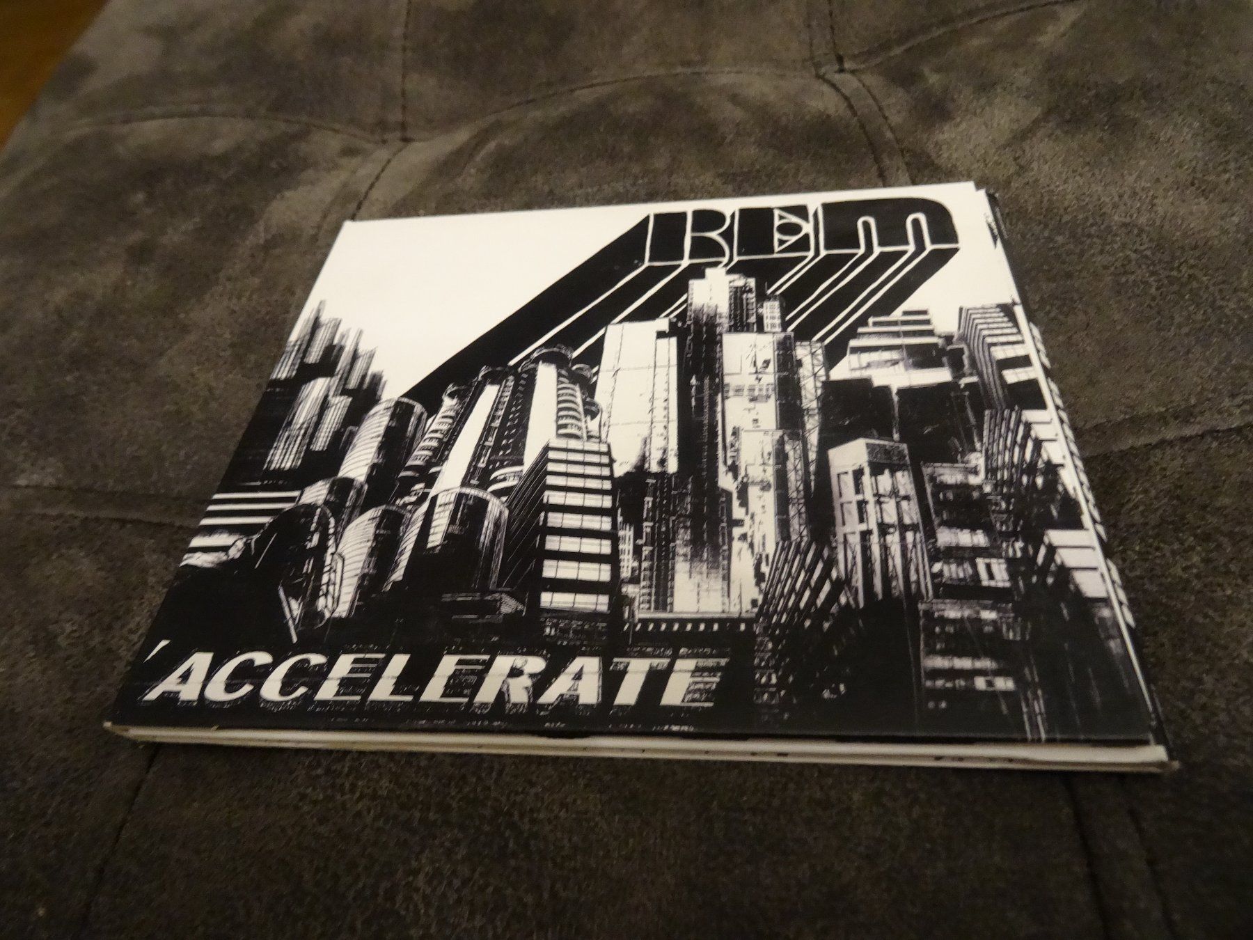 CDs: REM - Accelerate CD – D'occasion à Olten par Disc-Ausverkauf
