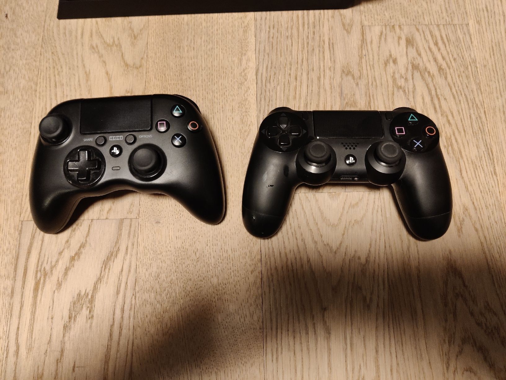 Sony Console: Playstation 4 mit zwei Controller Pal – Usato da Zürich venduto da Marco1981 1
