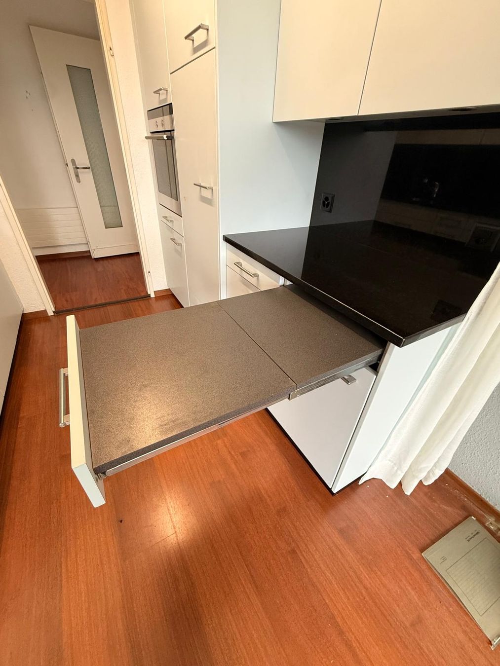 Cucine complete: Schreinerküche mit schwarzer Granit-Arbeitsplatte & Geräte  – Usato da Zunzgen venduto da Fleksi 5
