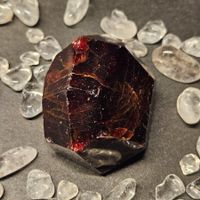 Granat Kristall (Almandin) / massiver Rohstein (107,8g)