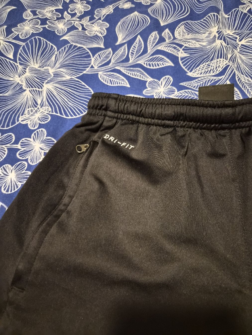Nike Pantaloni: Nike shorts Dri-Fit grösse M – Nuovo (secondo la descrizione) da Dietikon venduto da Eleda 1