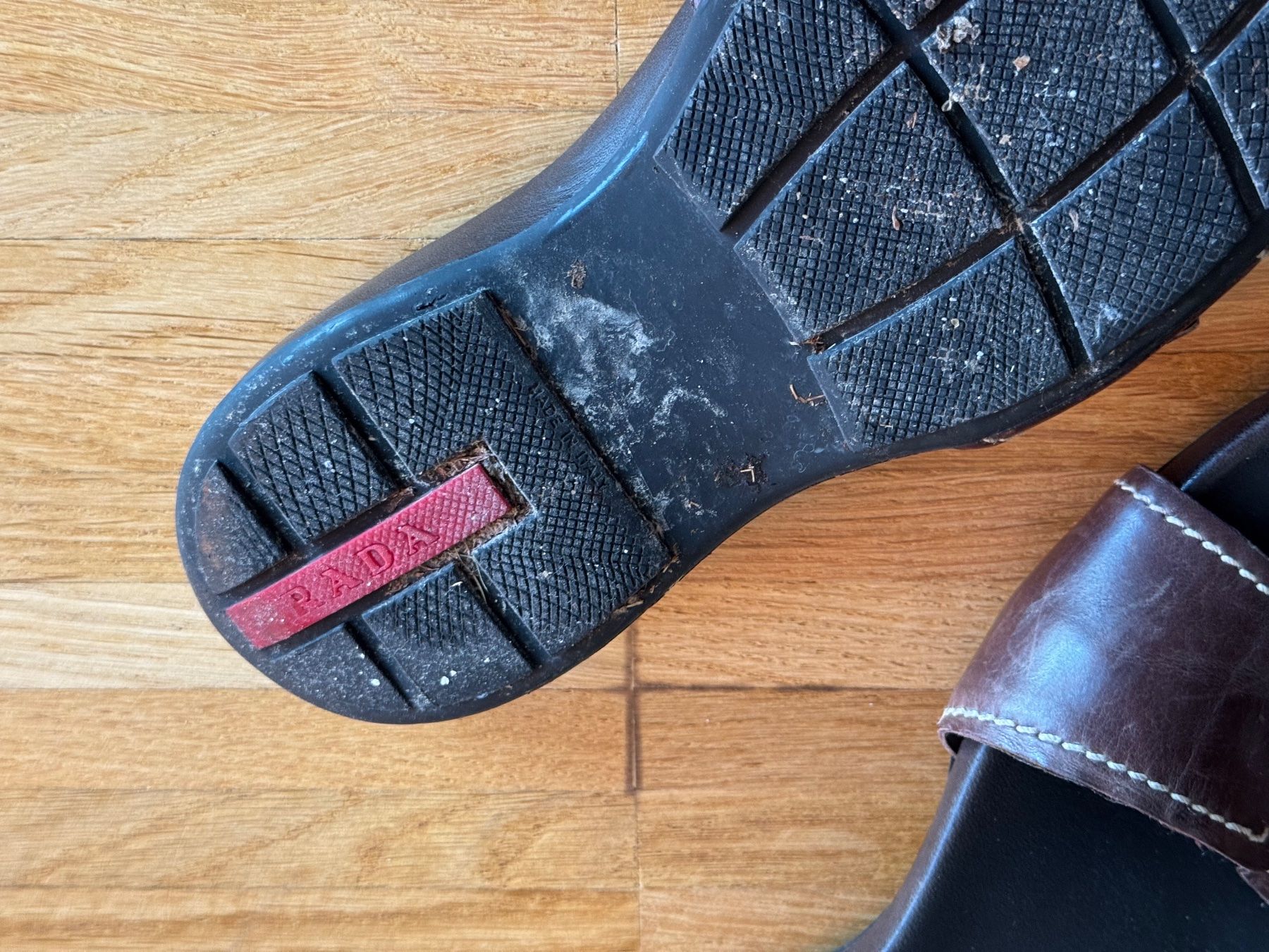 Prada Scarpe da uomo: Vintage Prada Brown Leather Slides - EU 38 – Usato da Fribourg venduto da mariedw 1